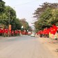 Cắm cờ đồng loạt cùng một kích thước, một kiểu dáng.
